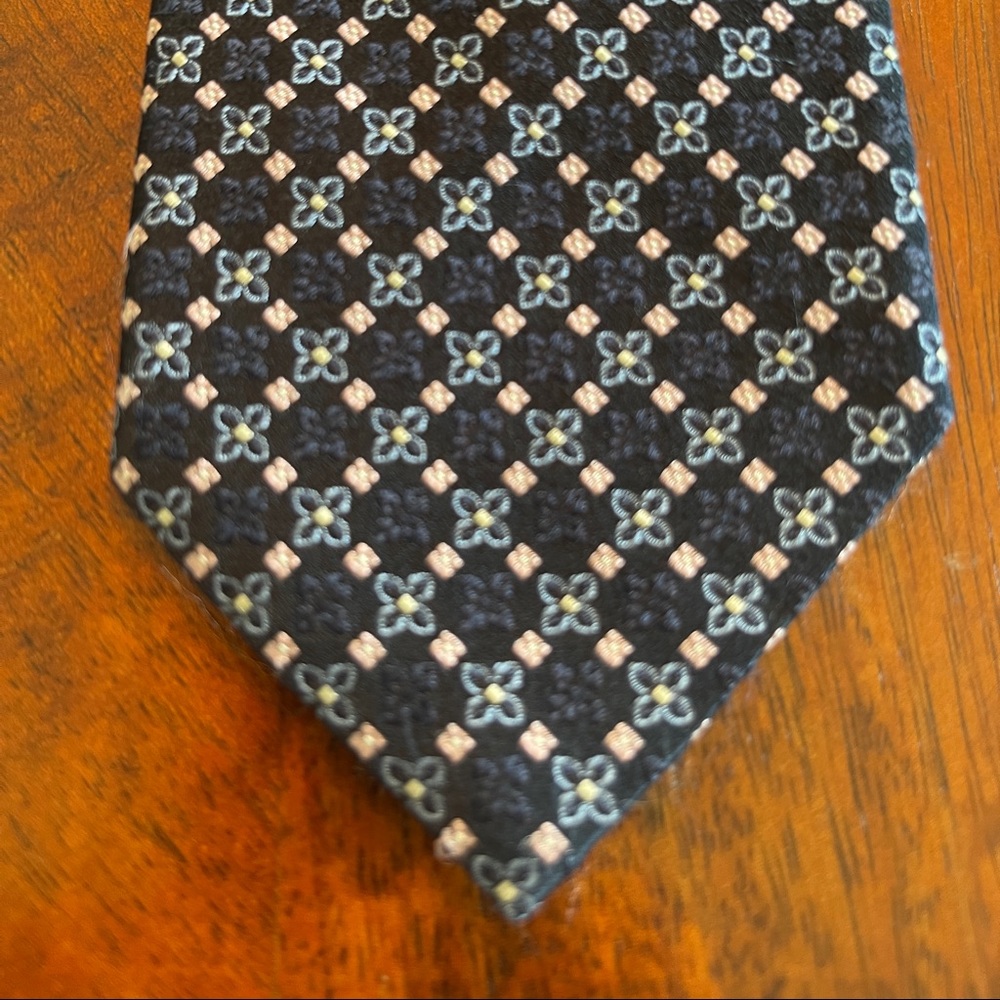 Hugo Boss tie in blue/navy with pink accents